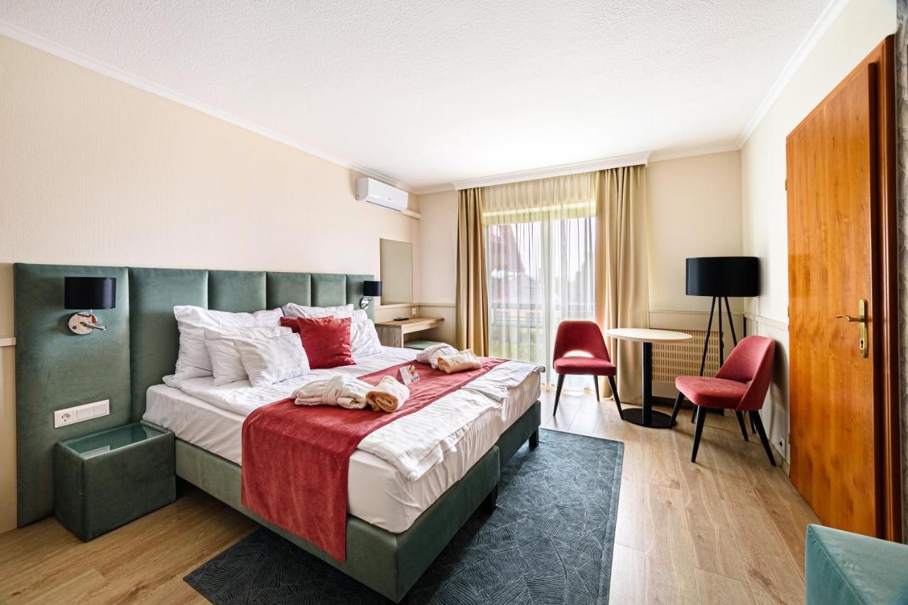 Holiday Club Apartman Hotel Heviz Exterior photo