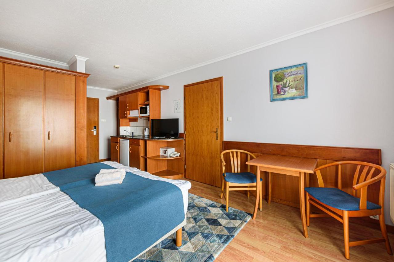 Holiday Club Apartman Hotel Heviz Exterior photo