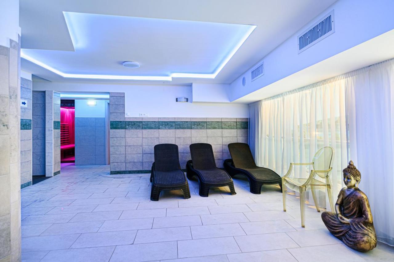 Holiday Club Apartman Hotel Heviz Exterior photo