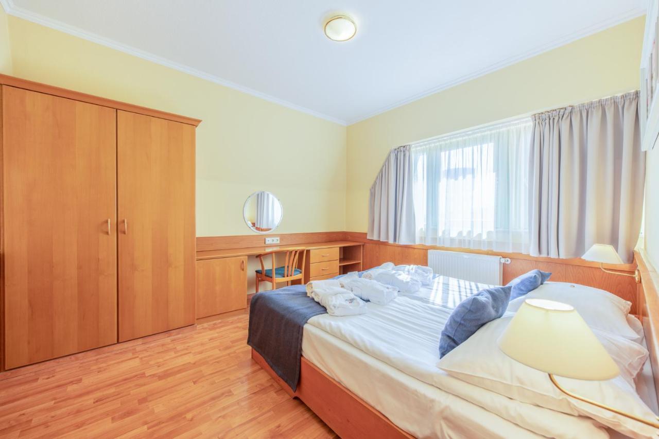 Holiday Club Apartman Hotel Heviz Exterior photo
