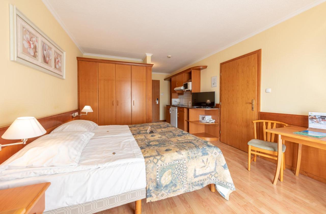 Holiday Club Apartman Hotel Heviz Exterior photo