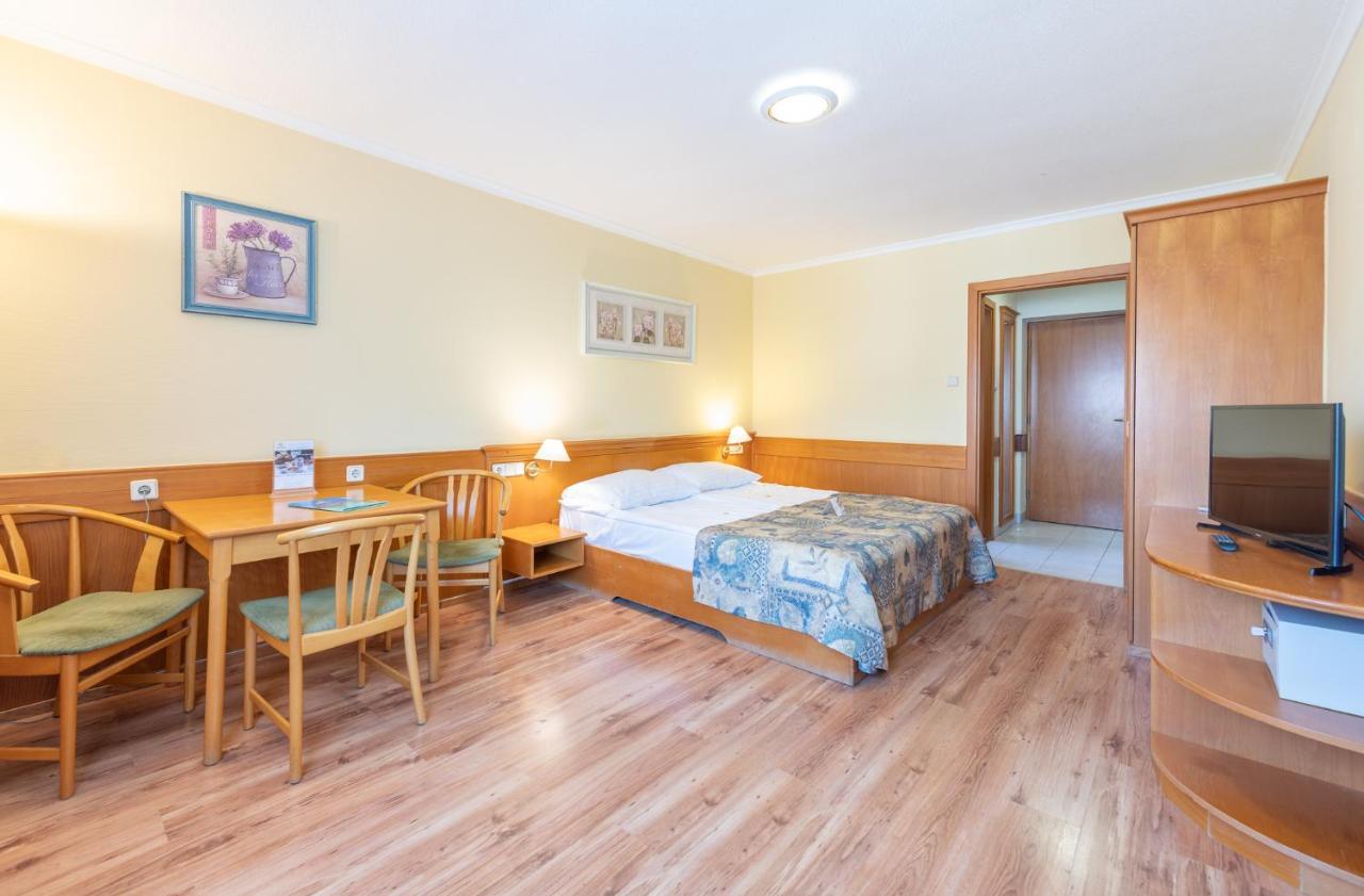 Holiday Club Apartman Hotel Heviz Exterior photo